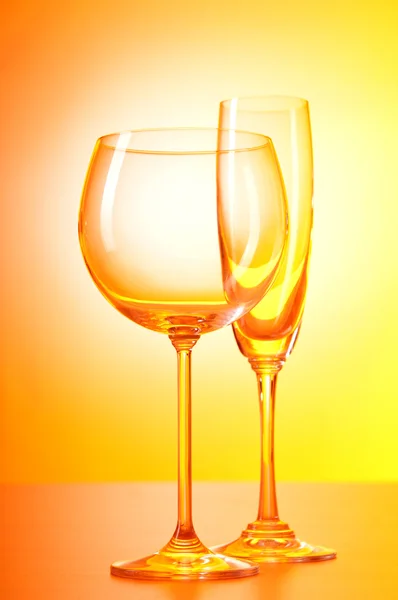 Copos de vinho contra fundo gradiente — Fotografia de Stock