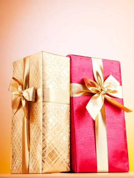Concepto de celebración - Caja de regalo sobre fondo colorido —  Fotos de Stock