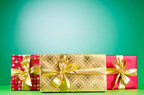 Концепція святкування - подарункова коробка на барвистому фоні — стокове фото