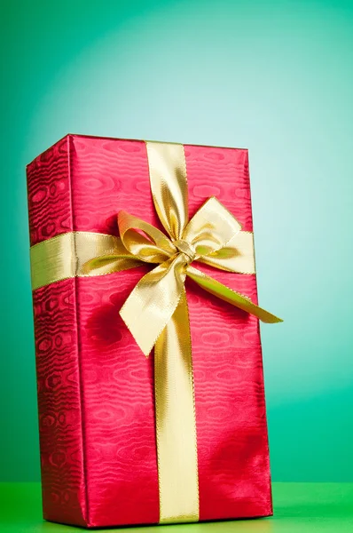 Viering concept - geschenkdoos tegen kleurrijke achtergrond — Stockfoto
