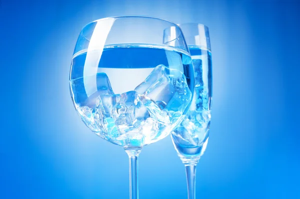 Woda w szklance przed tło gradientowe — Zdjęcie stockowe