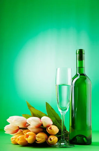 Concepto de vino con tulipanes — Foto de Stock