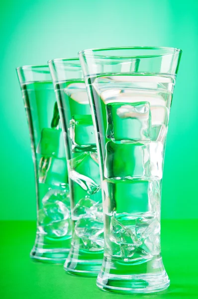Vatten i glaset mot tonad bakgrund — Stockfoto