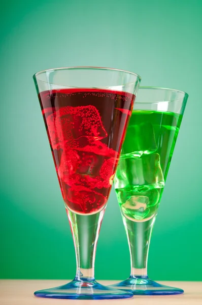 Kleurrijke cocktail in glazen — Stockfoto