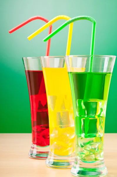 Kolorowym koktajlu w okularach — Zdjęcie stockowe
