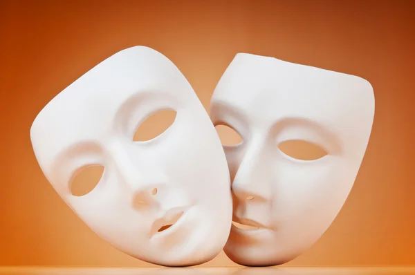 Concept de théâtre avec masques sur fond — Photo