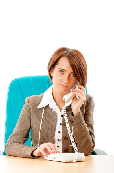 Giovane donna d'affari che parla al telefono — Foto Stock