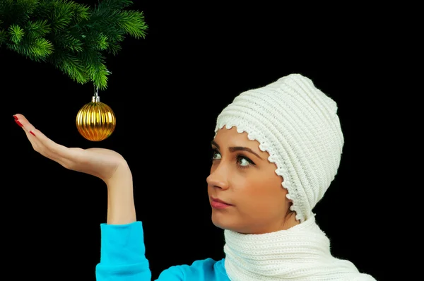 블랙에 고립 된 크리스마스 트리를 장식 하는 어린 소녀 — 스톡 사진