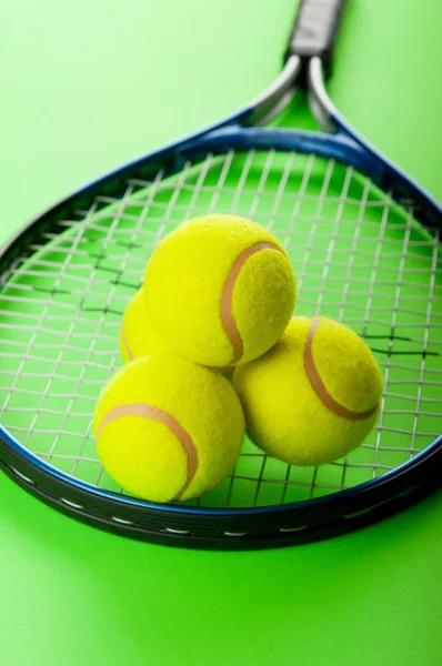 Tennis concept met ballen en racket — Stockfoto
