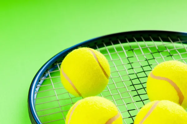 Concetto tennis con palline e racchetta — Foto Stock