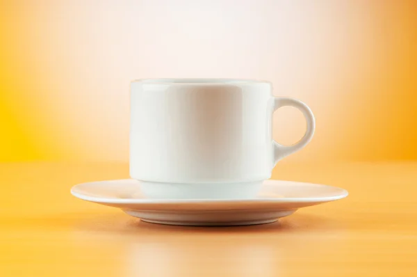 Белая чаша на столе против мрачного Мбаппе — стоковое фото