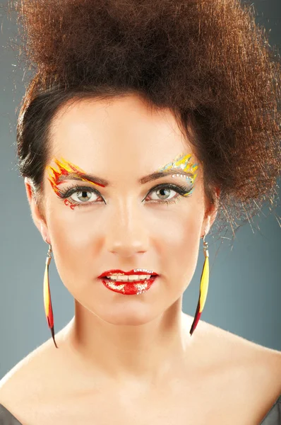 Привлекательная женщина со стильным макияжем — стоковое фото