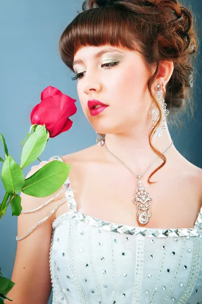 Hermosa novia con rosa en el estudio de rodaje —  Fotos de Stock