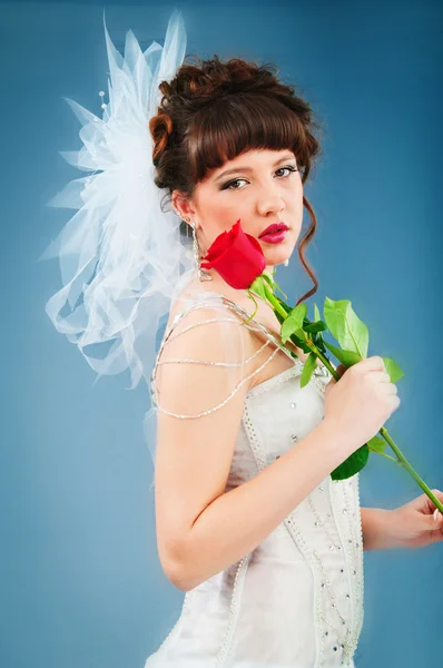 Schöne Braut mit Rose beim Studioshooting — Stockfoto