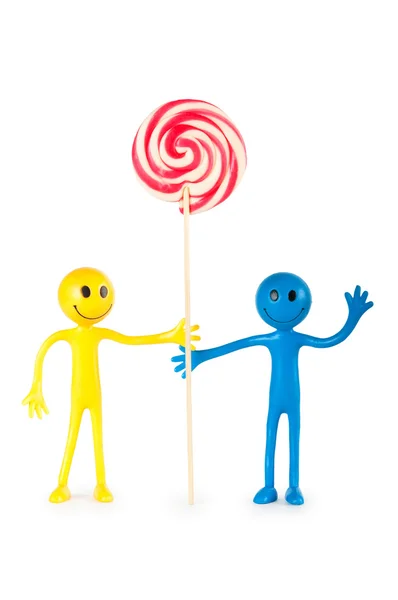 Smiley håller färgglada lollipop isolerad på vit — Stockfoto