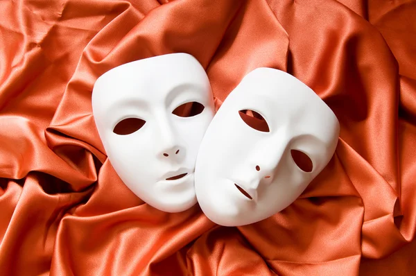 Theaterconcept met de witte plastic maskers — Stockfoto
