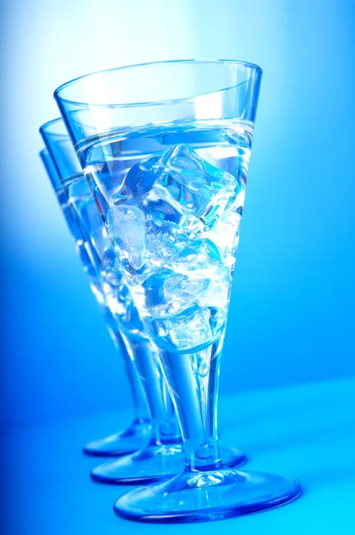 Νερό στο ποτήρι κλίση φόντο — Φωτογραφία Αρχείου