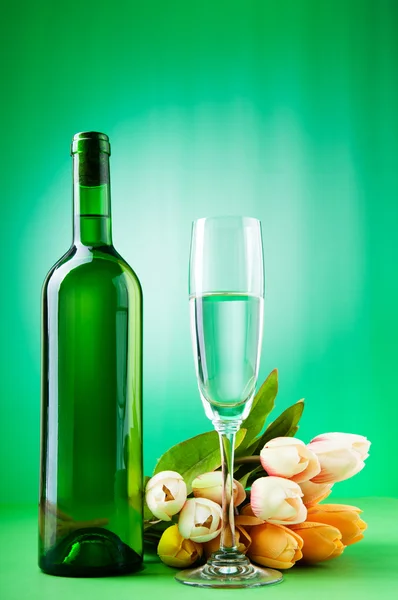Concetto di vino con tulipani — Foto Stock