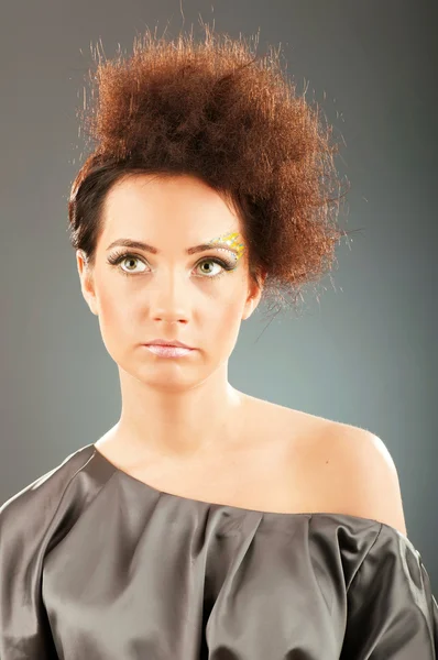 Atraktivní žena se stylovým make-up — Stock fotografie