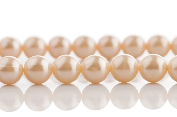 Collier de perles isolé sur fond blanc — Photo