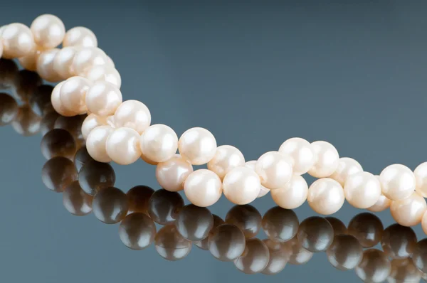 Collar de perlas en concepto de moda y belleza — Foto de Stock