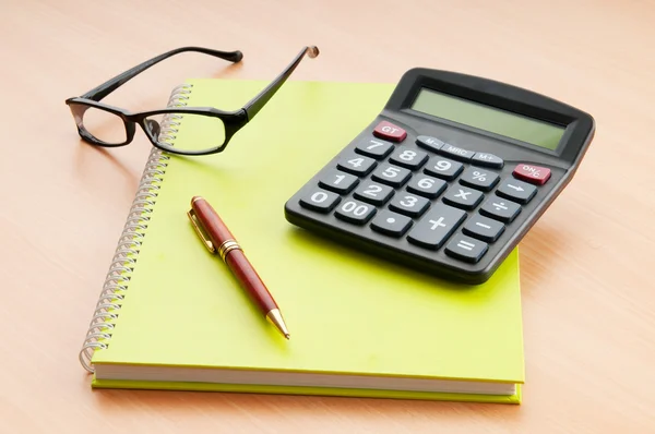 Üzleti koncepció-val jegyzék és kalkulátor — Stock Fotó