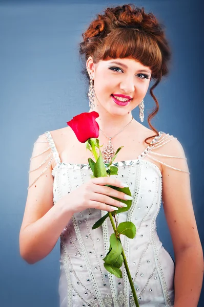 Pięknej narzeczonej z różą w studio strzelanina — Zdjęcie stockowe