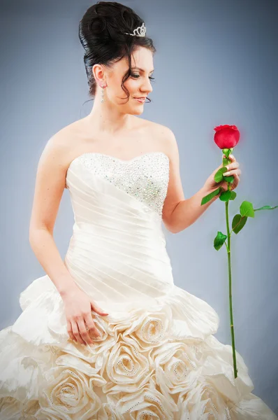 与玫瑰在工作室拍摄的美丽新娘 — 图库照片