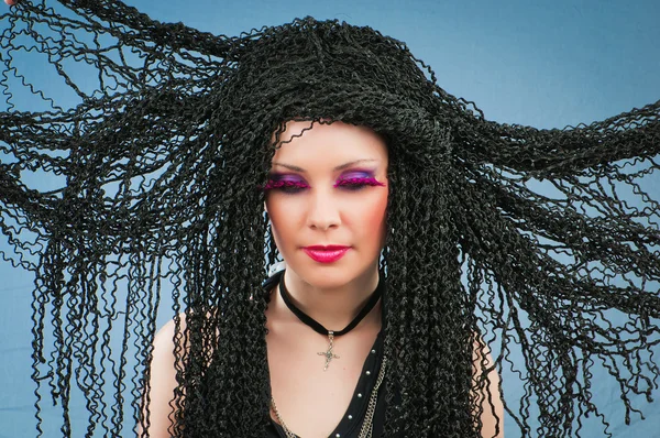 Afro kıvırcık saç kesimi ile genç çekici kız — Stok fotoğraf