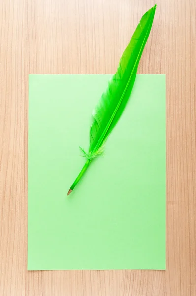 Бумага и перо в винтажной концепции письма — стоковое фото