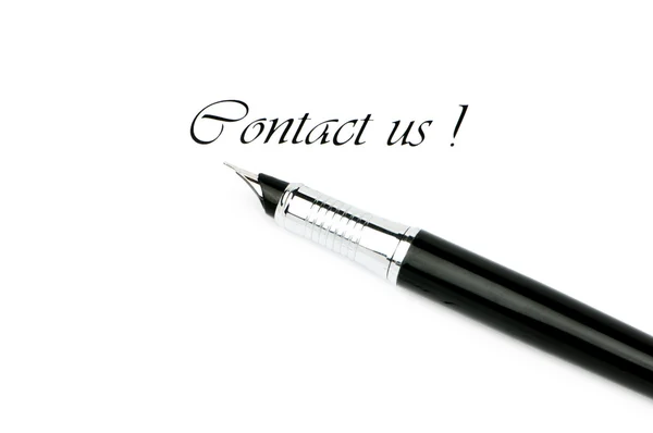 Stift und "Kontaktieren Sie uns" -Nachricht auf weiß — Stockfoto