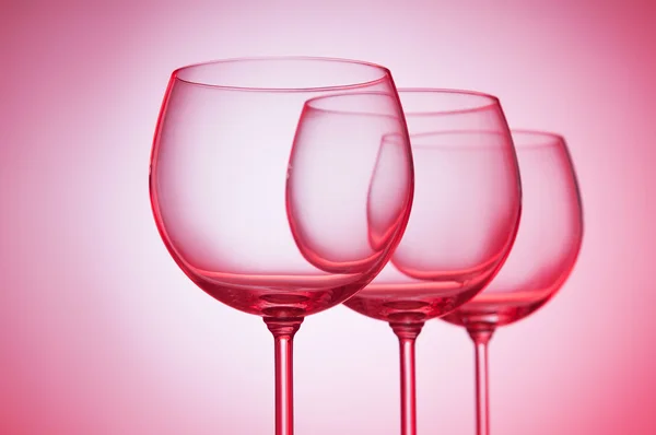 Copos de vinho contra fundo gradiente — Fotografia de Stock