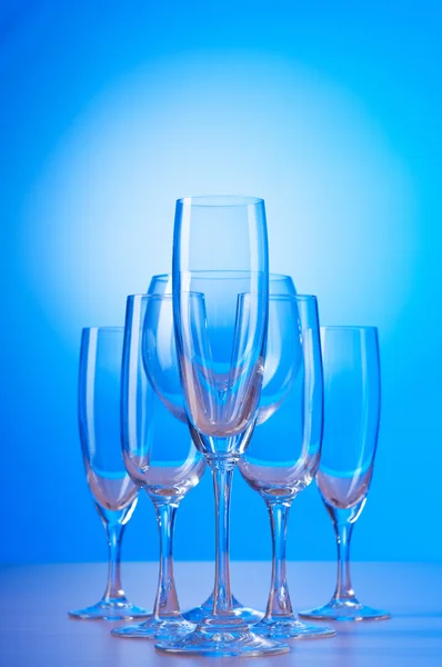 グラデーションの背景に対してワイングラス — ストック写真