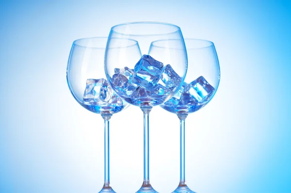 Glazen water tegen achtergrond met kleurovergang — Stockfoto