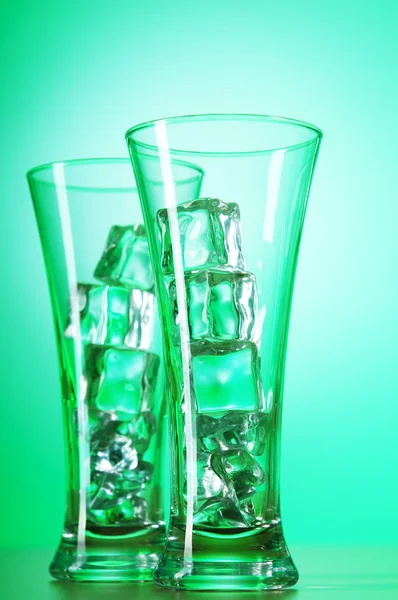 Glazen water tegen achtergrond met kleurovergang — Stockfoto