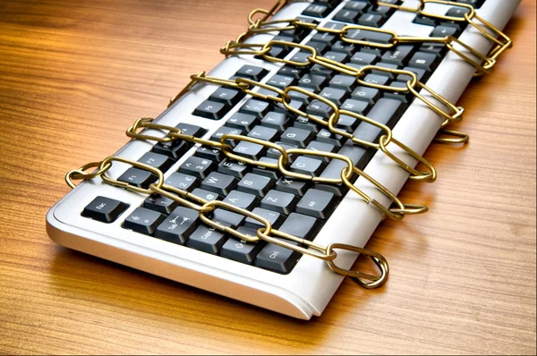 Концепция компьютерной безопасности с клавиатурой и цепью — стоковое фото