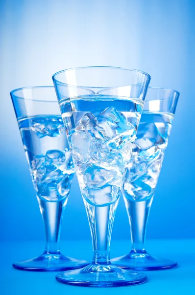 Wasser im Glas gegen Gradienten-Hintergrund — Stockfoto