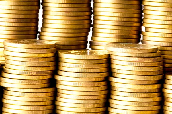 Närbild på de gyllene myntet stackarna — Stockfoto