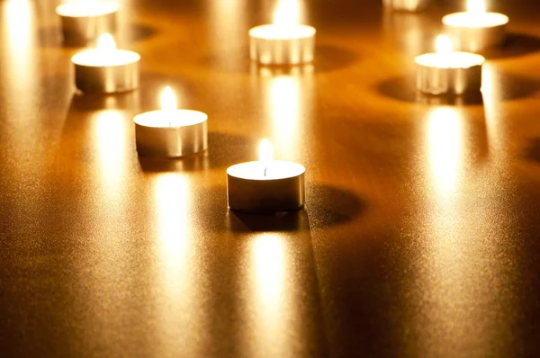 Vele brandende kaarsen met ondiepe velddiepte — Stockfoto
