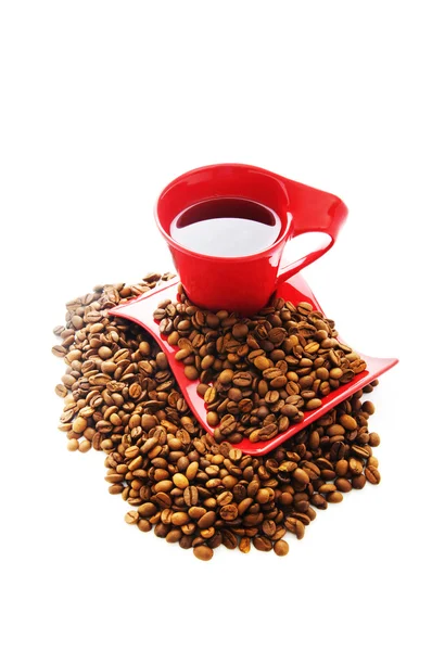 Xícara de café com muitos grãos ao redor — Fotografia de Stock