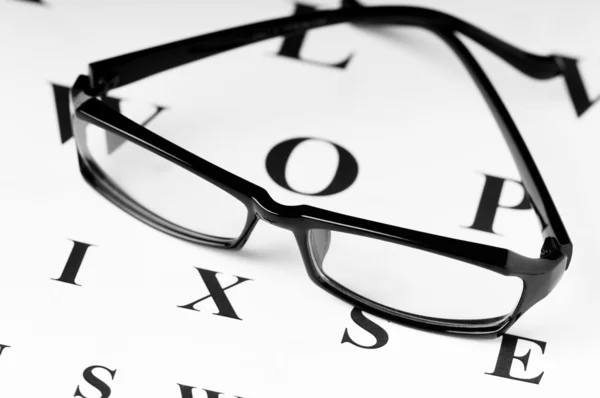 Optisk läsglasögon på tabellen syn — Stockfoto