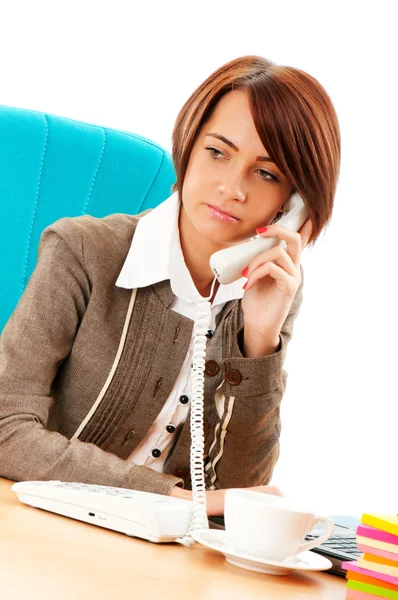 Jeune femme d'affaires parlant au téléphone — Photo