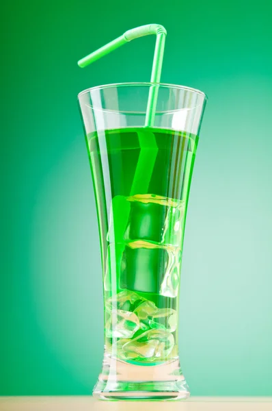 Cocktail coloré dans des verres — Photo