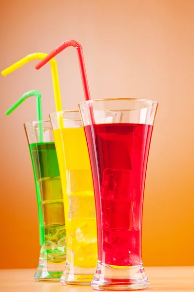 Цветной коктейль в бокалах — стоковое фото