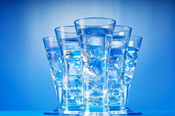 Água no vidro contra fundo gradiente — Fotografia de Stock