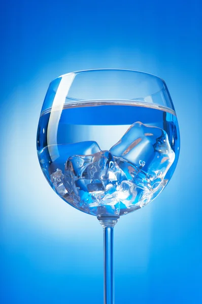 Acqua nel bicchiere su sfondo sfumato — Foto Stock
