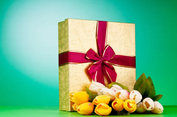 Festkonzept - Geschenkbox und Tulpenblumen — Stockfoto