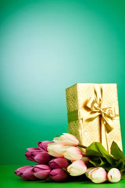 समारोह अवधारणा उपहार बॉक्स और ट्यूलिप फूल — स्टॉक फ़ोटो, इमेज
