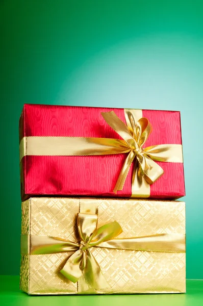 Концепция празднования - Подарочная коробка на красочном фоне — стоковое фото