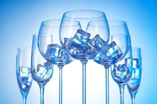 Bicchieri d'acqua sullo sfondo di pendenza — Foto Stock